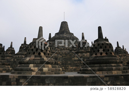 ジャワ島　ボロブドゥール寺院遺跡　円形壇　ストゥーパ 58928820