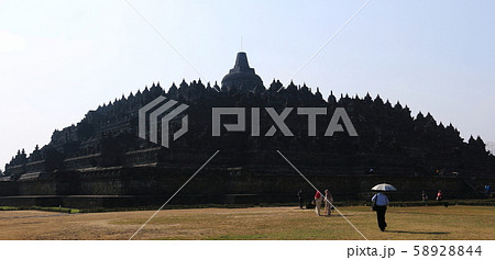 ジャワ島　ジョグジャカルタ　ボロブドゥール寺院遺跡　 58928844