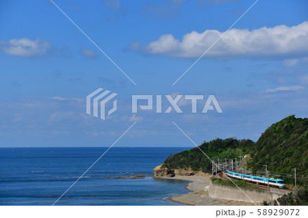 紀勢本線の海沿いを走る特急『くろしお』 紀勢本線の海沿いを走る特急『くろしお』 58929072