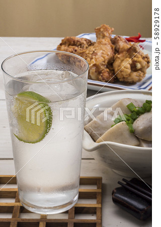 サワーと鶏の唐揚げ、里芋と牛肉の煮物 58929178