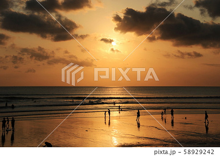 インドネシア　バリ島　クタ　サンセットビーチの夕焼け　 58929242