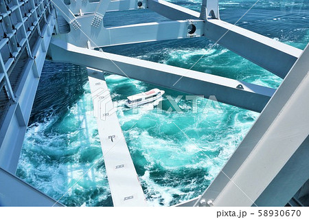 四国　徳島県　鳴門海峡の渦潮 58930670