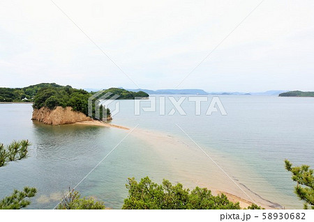 四国　香川県　小豆島のエンジェルロード（満潮） 58930682