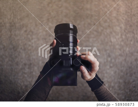 Photographer Woman using Camera to Taking Photo 58930873