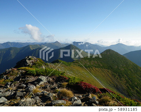 北海道幌尻岳山頂より、日高山脈を望む 北海道幌尻岳山頂より、日高山脈を望む 58931185