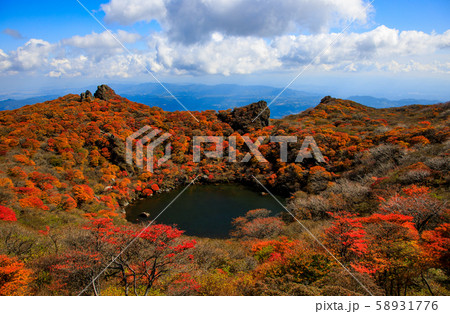 《大分県 九重連山》 大船山の御池の紅葉 《大分県 九重連山》 大船山の御池の紅葉 58931776