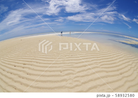 白砂 波紋 ビーチ リゾート 海 青空 晴 白雲 家族 魚眼 パラオ 背景 宣材 広告 Pptの写真素材