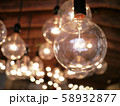 レトロな照明 58932877