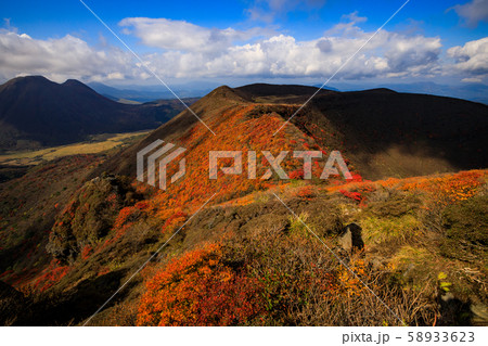 大分県 九重連山 大船山の紅葉と三俣山の写真素材