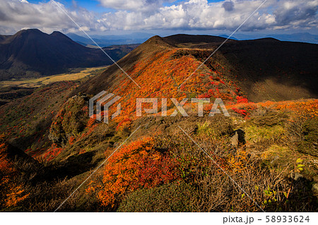 大分県 九重連山 大船山の紅葉と三俣山の写真素材