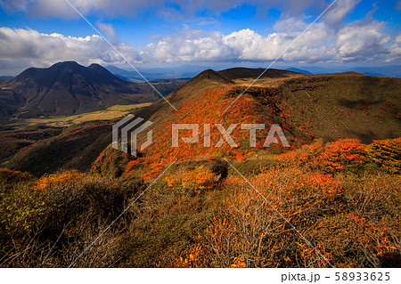 《大分県 九重連山》 大船山の紅葉と三俣山 58933625