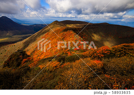 《大分県 九重連山》 大船山の稜線の紅葉 58933635