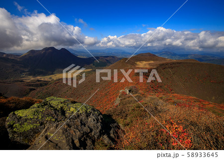 《大分県 九重連山》 大船山の紅葉と三俣山 58933645