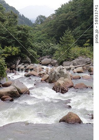 苗名滝（関川の流れ） 58933741