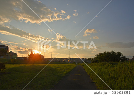 宮城県仙台市 広瀬川八本松緑地からの夕焼け 宮城県仙台市 広瀬川八本松緑地からの夕焼け 58933891