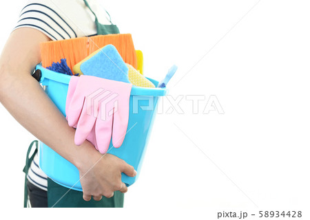 掃除道具を持つ女性 58934428