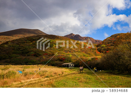 《大分県 九重連山》 坊ガツルから見る大船山の紅葉 58934688