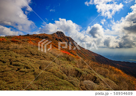 《大分県 九重連山》 色づく大船山の紅葉 58934689