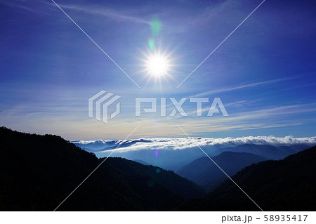 佐武流山縦走路からの太陽と雲海 佐武流山縦走路からの太陽と雲海 58935417