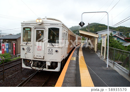 始発駅南郷で出発を待つ日南リゾート特急「海幸山幸」 58935570