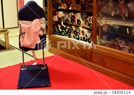 呉服屋にある着付け練習用マネキン２ 58936114