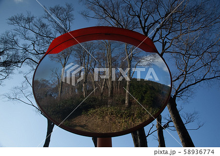 よく見るとカーブミラーに山間風景が映っています 面白い構図の写真素材