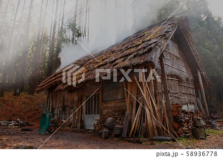 昔ながらの炭焼き小屋と煙り立つ風景です。小屋の中に土窯があります。貴重画像・島根県 58936778