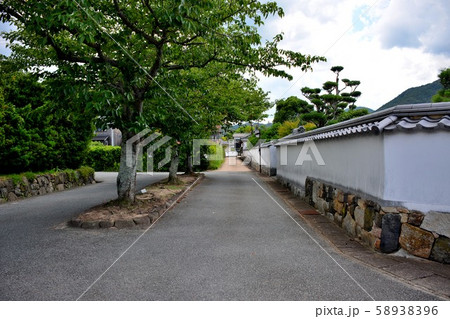 山口・萩・萩市内観光・堀内伝建地区・口羽家住宅を囲む立派な白塀（１） 58938396