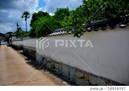 山口・萩・萩市内観光・堀内伝建地区・口羽家住宅を囲む立派な白塀（２） 58938397