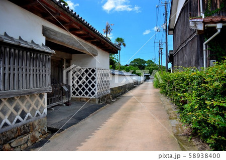 山口・萩・萩市内観光・堀内伝建地区・現存最古の口羽家住宅の白塀と重厚な門（２） 58938400