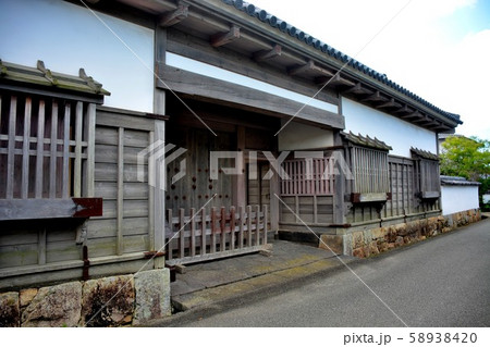 山口・萩・萩市内観光・堀内伝建地区・江戸中期の代表的な武家屋敷、旧周布家長屋門の眺め 58938420