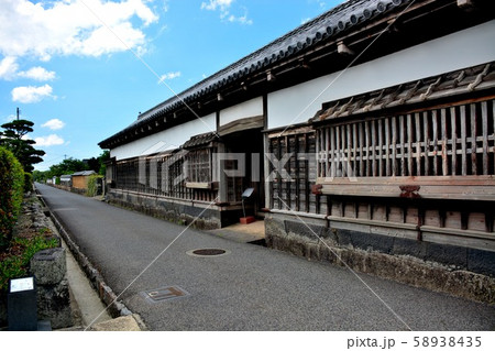 山口・萩・萩市内観光・堀内伝建地区・大野毛利家の近くにある武家屋敷、旧周布家長屋門の眺め（１） 58938435