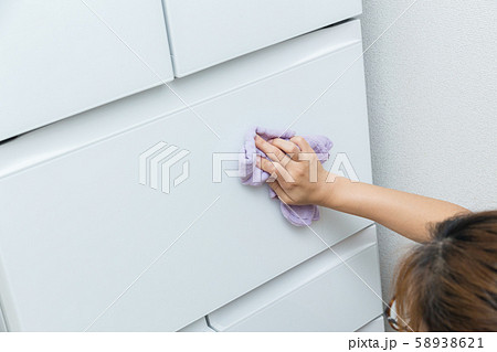 冷蔵庫の拭き掃除をする女性 冷蔵庫の拭き掃除をする女性 58938621