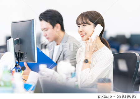 電話をとる女性 電話をとる女性 58939695