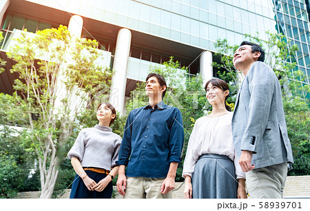 見上げるグループ 見上げるグループ 58939701