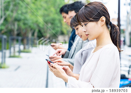 スマホを使う人々 スマホを使う人々 58939703