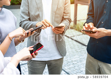 スマホを使う人々 58939704