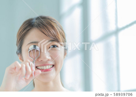 ビューティー　美容　若い女性　ビューラー　まつ毛 58939706