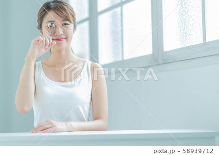 ビューティー　美容　若い女性　ビューラー　まつ毛 58939712