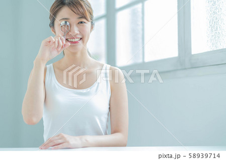 ビューティー 美容 若い女性 ビューラー まつ毛 ビューティー 美容 若い女性 ビューラー まつ毛 58939714