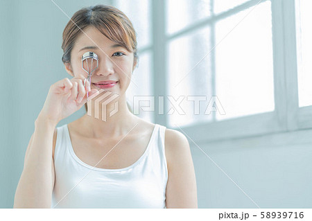 ビューティー　美容　若い女性　ビューラー　まつ毛 58939716