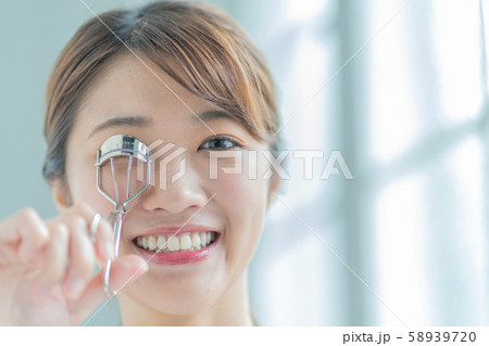 ビューティー　美容　若い女性　ビューラー　まつ毛 58939720