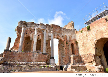 イタリア　地中海　シチリア島　タオルミーナ　ギリシャ劇場　紀元前3世紀の古代劇場 58939828