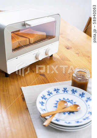 オーブントースターで食パンを焼く オーブントースターで食パンを焼く 58940063
