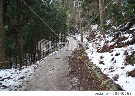 雪景色と凍結した登山道 雪景色と凍結した登山道 58940568