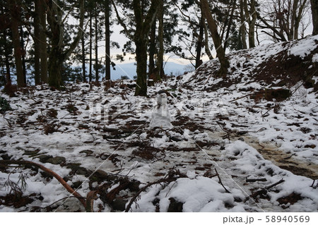 残雪をかき集めて作った山の中の雪だるま 残雪をかき集めて作った山の中の雪だるま 58940569