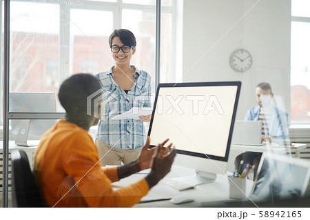 Young Businesspeople Working in Office Young Businesspeople Working in Office 58942165