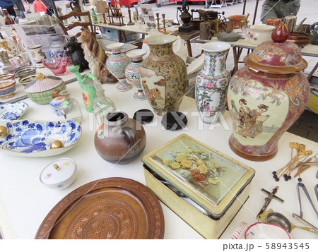 ルクセンブルク 蚤の市で売られる品々 ルクセンブルク 蚤の市で売られる品々 58943545