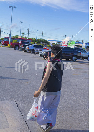 作業着の男性 後ろ姿の写真素材 作業着の男性 後ろ姿の写真素材