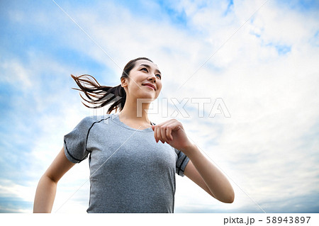 女性　スポーツ　ジョギング　ランニング　トレーニング 58943897